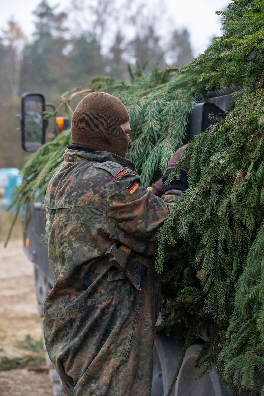 German Army camouflages Panzerhaubitze 2000s during Dynamic Front 25 live fire