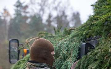 German Army camouflages Panzerhaubitze 2000s during Dynamic Front 25 live fire