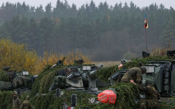 German Army camouflages Panzerhaubitze 2000 self-propelled howitzers during Dynamic Front 25