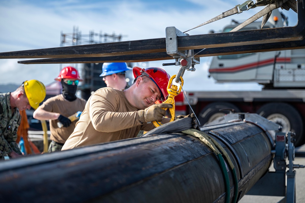 USS Springfield onloads Tomahawks