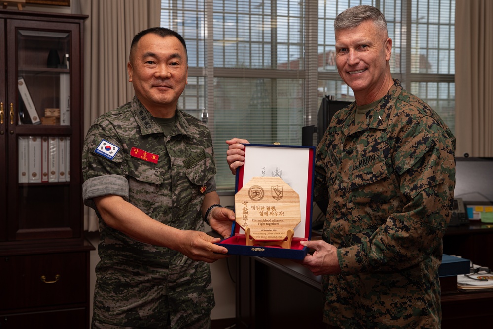 Brig. Gen. Kevin Collins Meeting with ROK Marine Col. Choong Hyo Yang