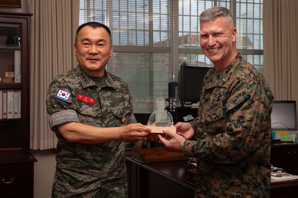 Brig. Gen. Kevin Collins Meeting with ROK Marine Col. Choong Hyo Yang