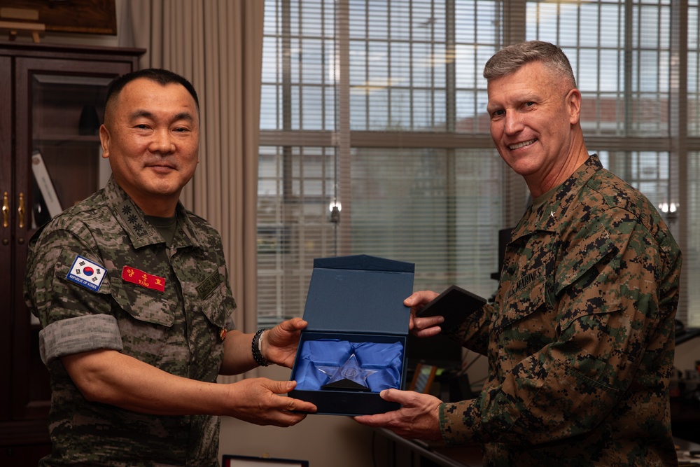 Brig. Gen. Kevin Collins Meeting with ROK Marine Col. Choong Hyo Yang