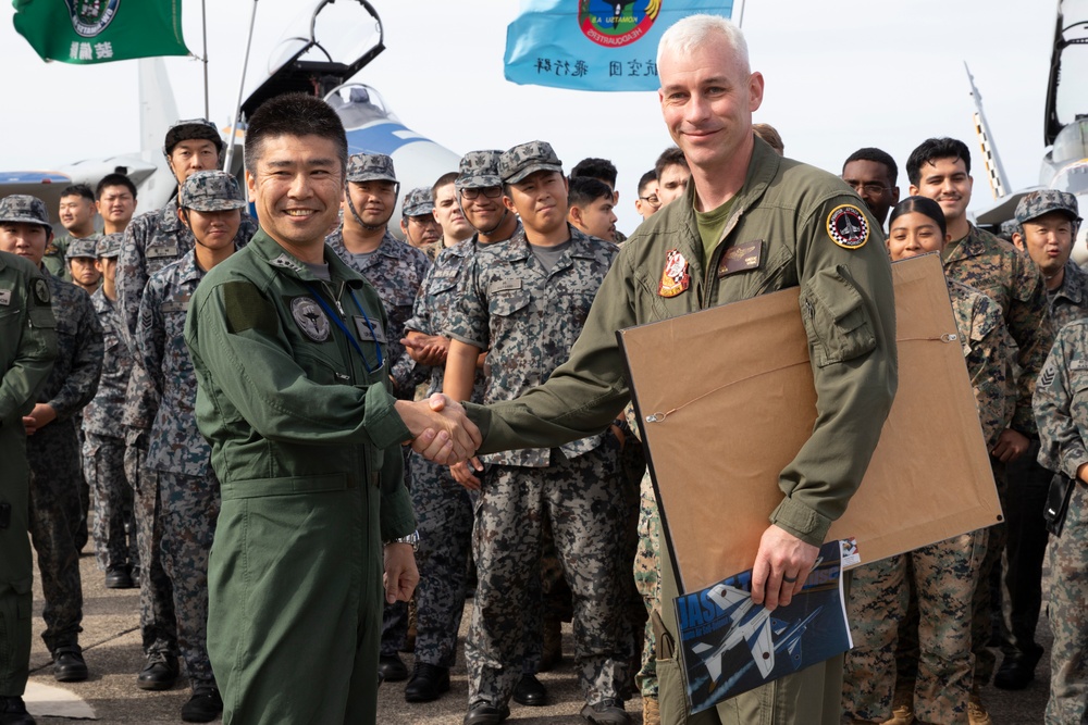 KS 25 | U.S. Marines, JASDF exchange end of exercise gifts