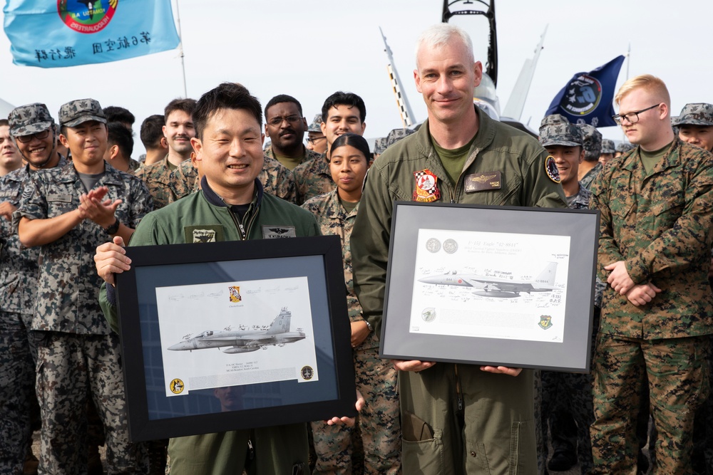 KS 25 | U.S. Marines, JASDF exchange end of exercise gifts