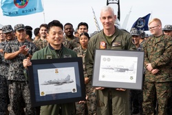 KS 25 | U.S. Marines, JASDF exchange end of exercise gifts [Image 4 of 10]