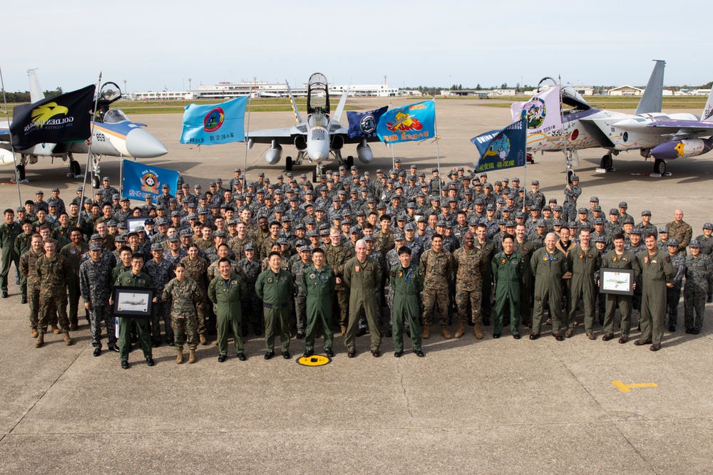 KS 25 | U.S. Marines, JASDF exchange end of exercise gifts