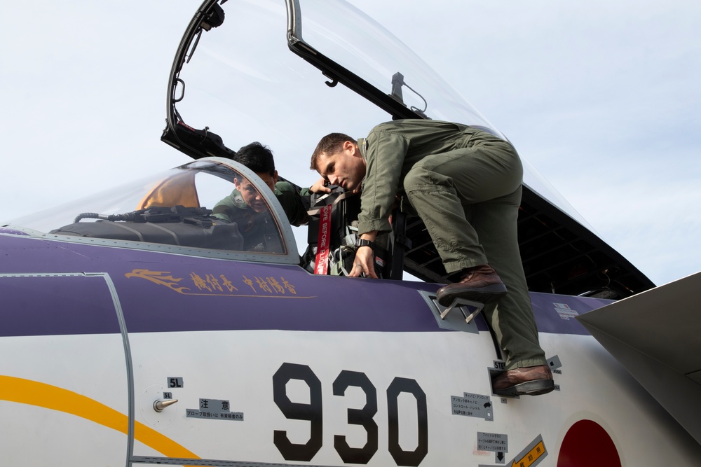 KS 25 | U.S. Marines, JASDF exchange end of exercise gifts