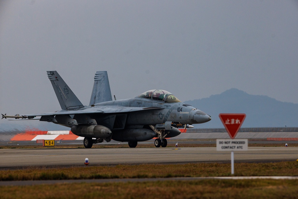 Carrier Air Wing aircraft returns to Marine Corps Air Station Iwakuni