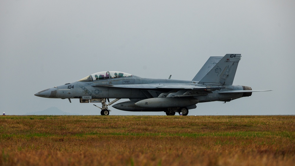 Carrier Air Wing aircraft returns to Marine Corps Air Station Iwakuni