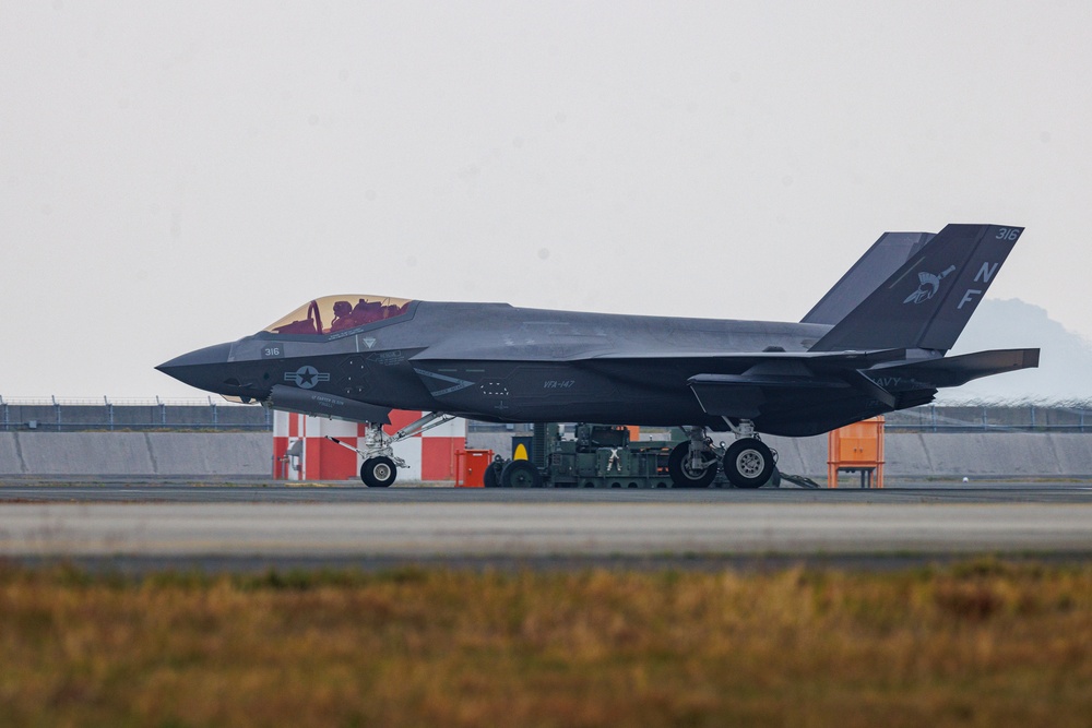 Carrier Air Wing aircraft returns to Marine Corps Air Station Iwakuni