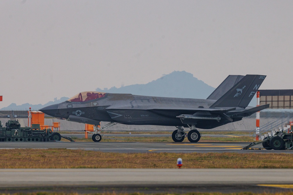 Carrier Air Wing aircraft returns to Marine Corps Air Station Iwakuni