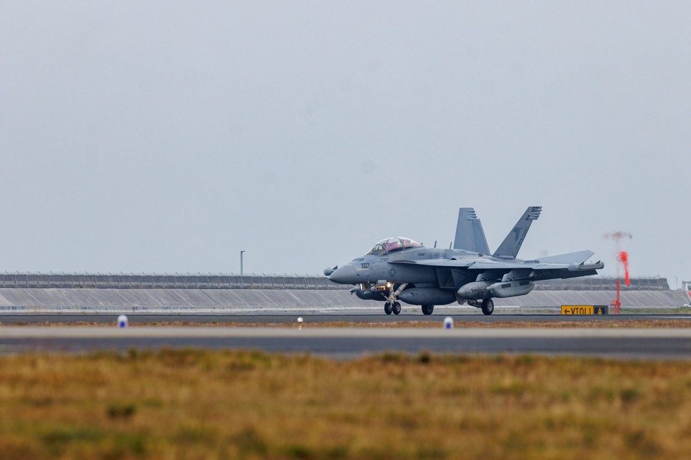 Carrier Air Wing Aircraft returns to Marine Corps Air Station Iwakuni