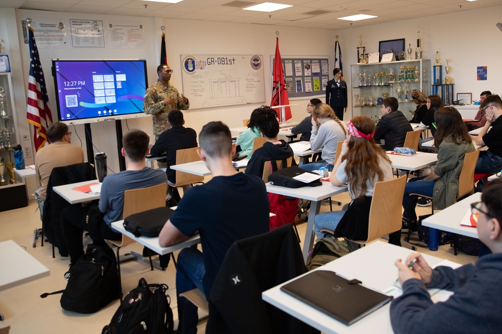 7th MSC Talks Reserve Careers with KHS JROTC