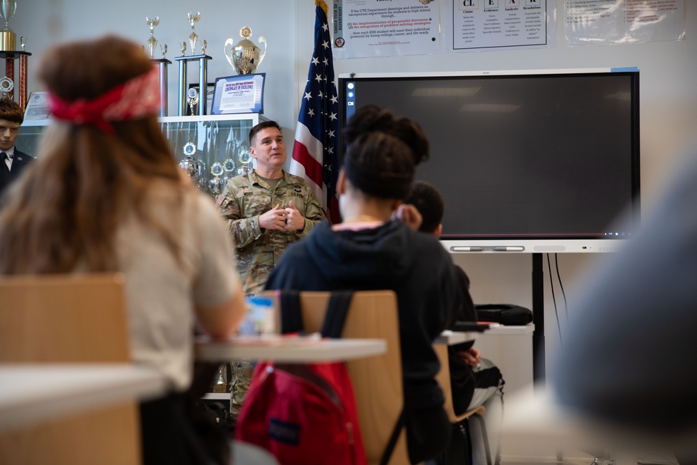 7th MSC Talks Reserve Careers with KHS JROTC