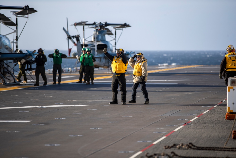 Sailors conduct Flight ops