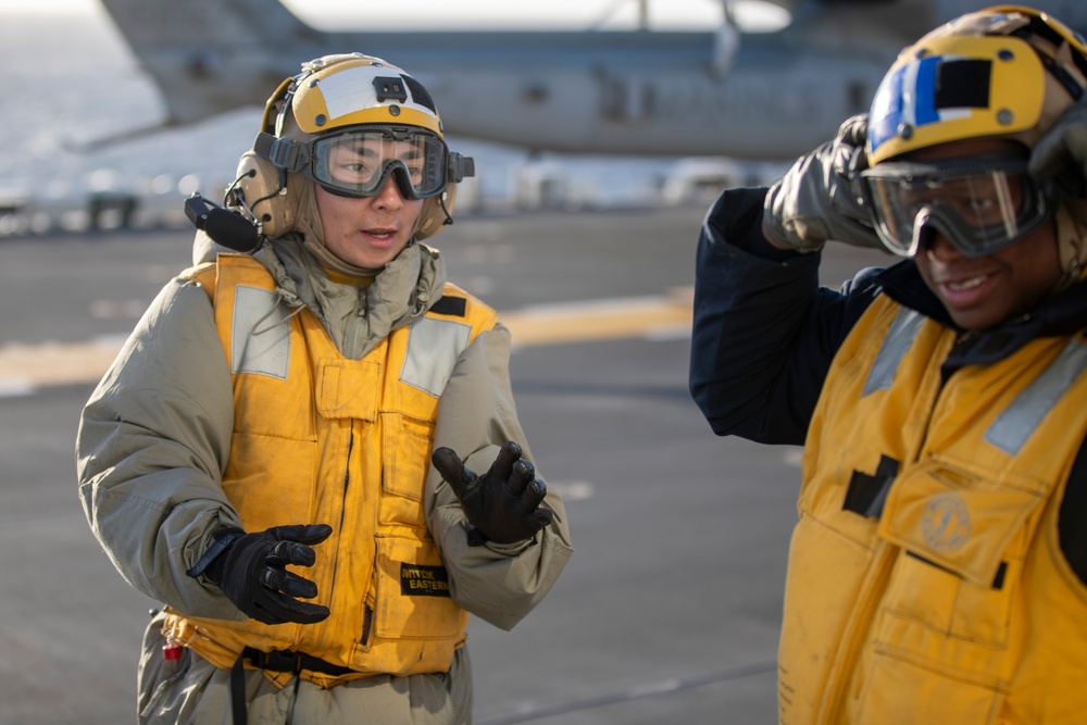 Sailors conduct Flight ops