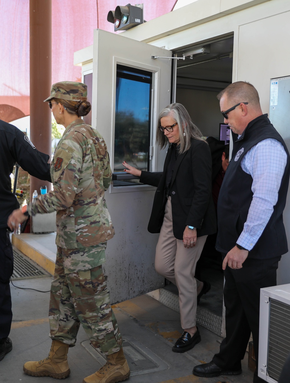 Arizona Governor Tours Port of Entry