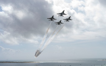 Thunderbirds soar over Pensacola