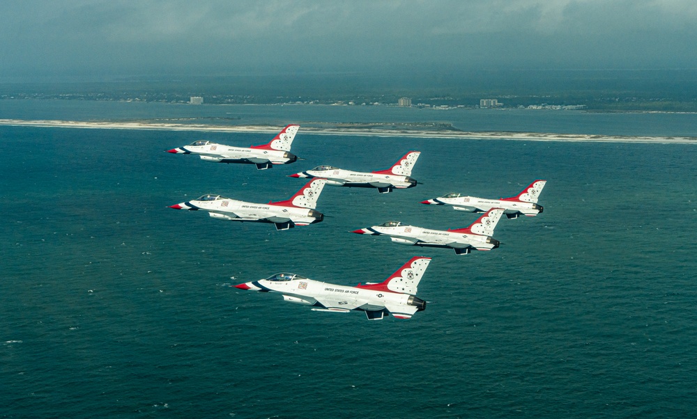 Thunderbirds soar over Pensacola