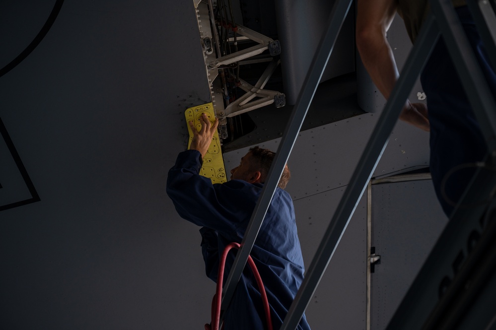 15th Maintenance Squadron repairs C-17 Globemaster III wing panel on site