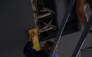 15th Maintenance Squadron repairs C-17 Globemaster III wing panel on site