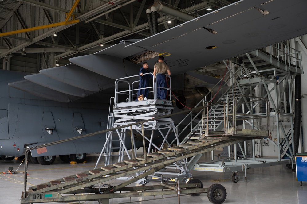 15th Maintenance Squadron repairs C-17 Globemaster III wing panel on site