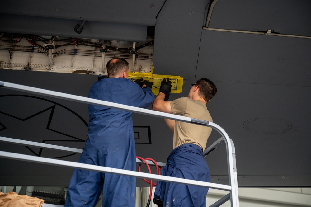 15th Maintenance Squadron repairs C-17 Globemaster III wing panel on site