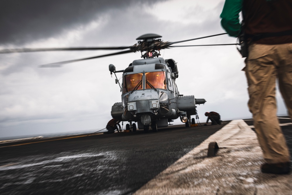 USS George Washington Conducts Flight Operations with the Canadian Navy