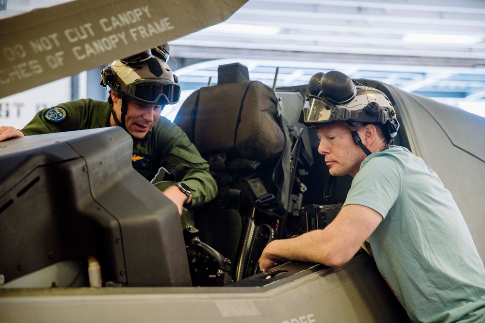 rok special recon15th MEU, USS Boxer Display Equipment During Tiger Cruise