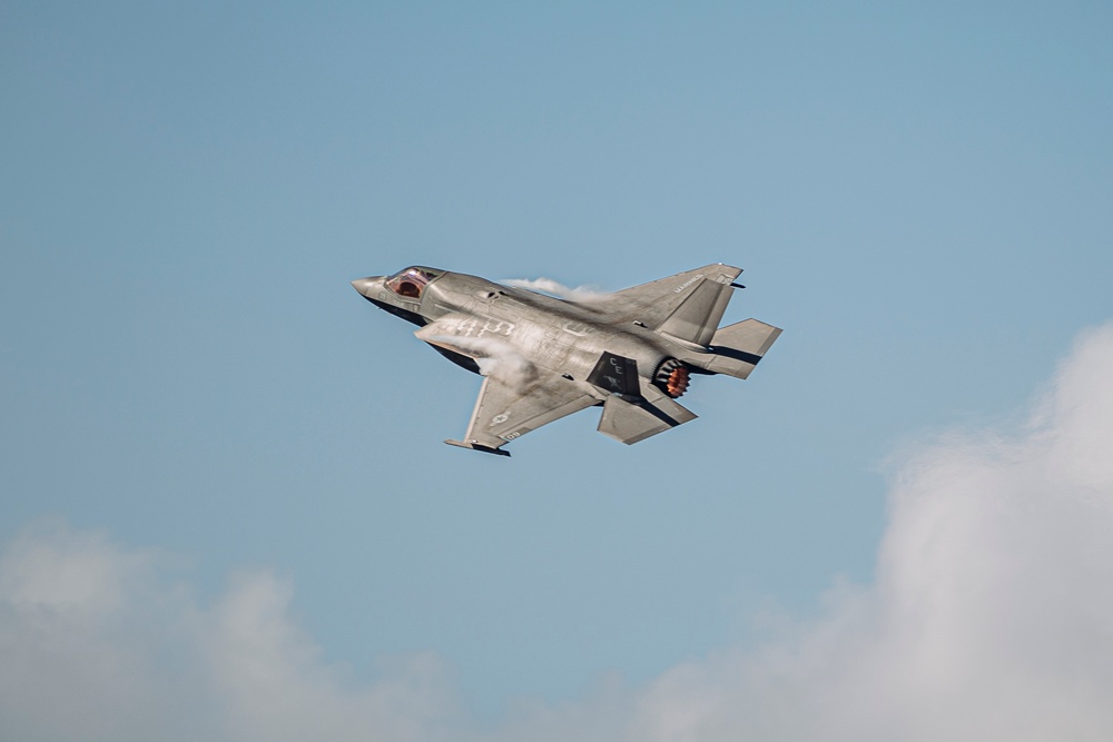 15th MEU, USS Boxer Conduct Air Power Demonstration During Tiger Cruise