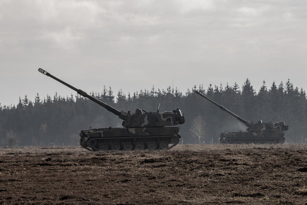 U.S. Army and Polish Artillerymen work together during Dynamic Front