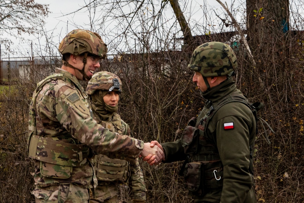 U.S. Army and Polish Artillerymen work together during Dynamic Front