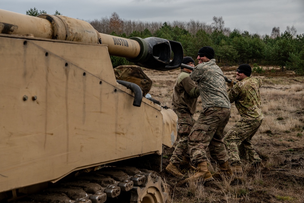 U.S. Army and Polish Artillerymen work together during Dynamic Front