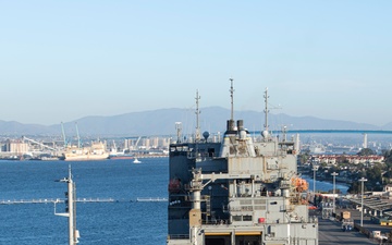 USS Nimitz Prepares to Moor