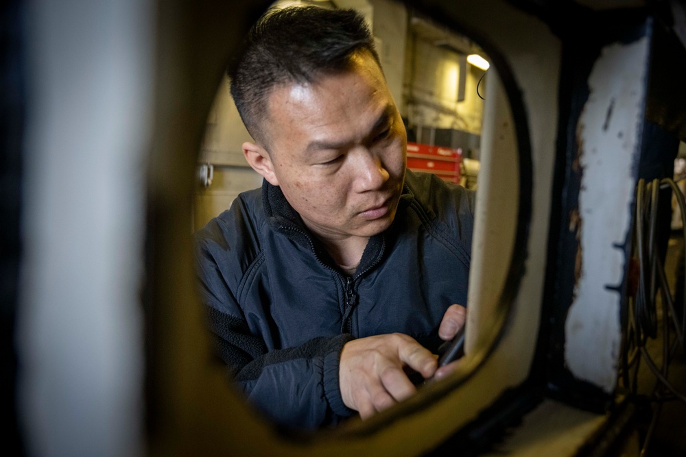 Nimitz Sailor Installs Engine Trailer Latch