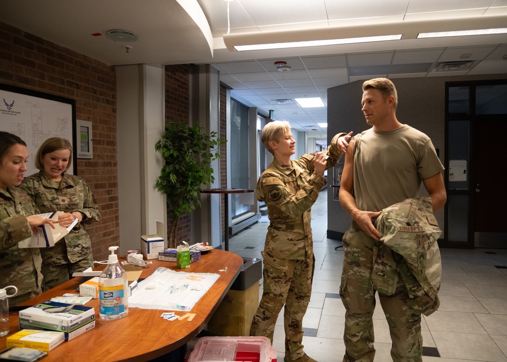 302d Aeromedical Staging Squadron team administers flu shot to reservists