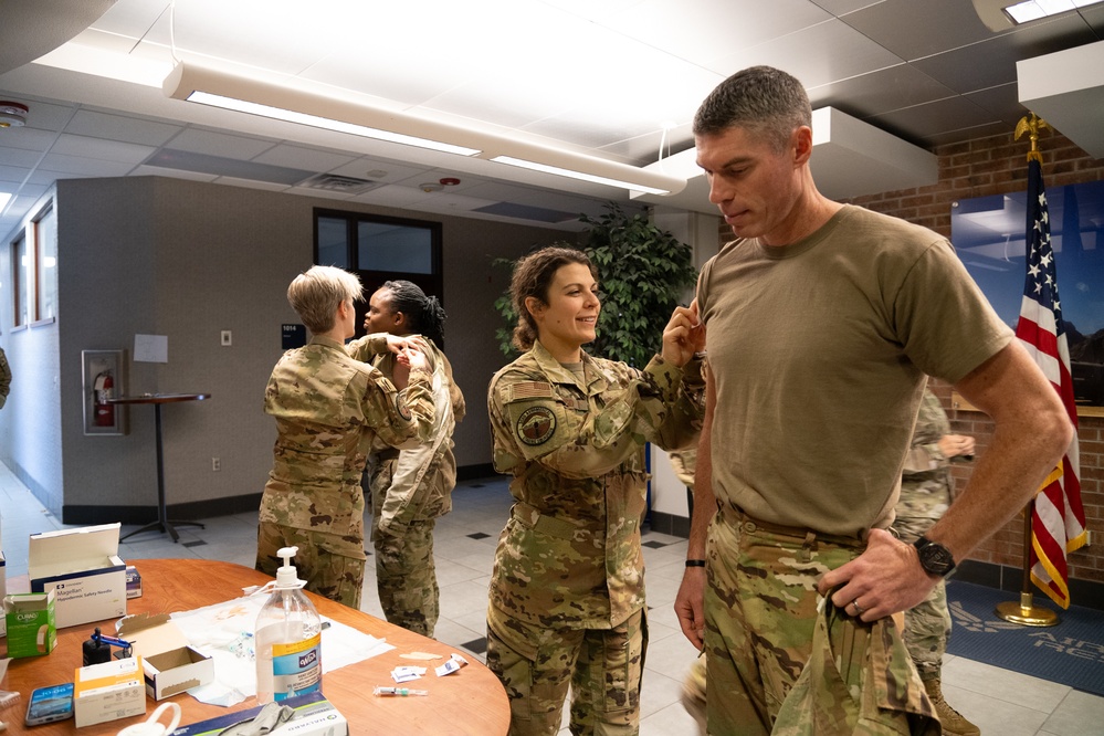 302d Aeromedical Staging Squadron team administers flu shot to reservists