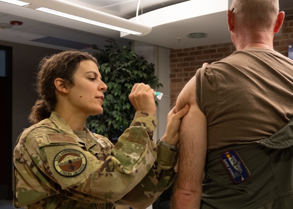 302d Aeromedical Staging Squadron team administers flu shot to reservists