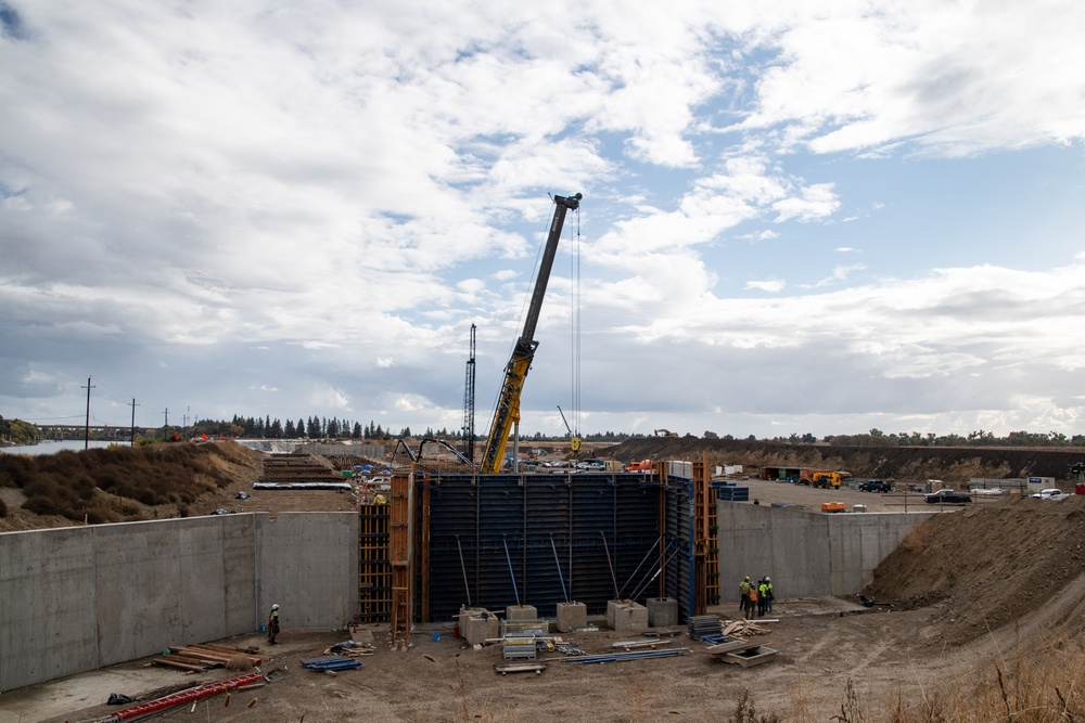 USACE Sacramento District Hosts SAME Tour at Sacramento Weir Widening Project