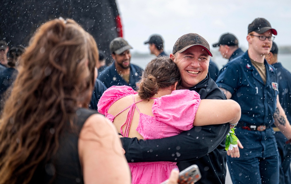 USS Jefferson City (SSN 759) returns to Naval Base Guam