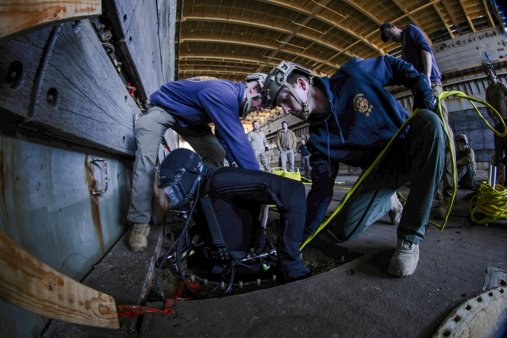 MDSU 2 and EODMU 6 Afloat Salvage Training