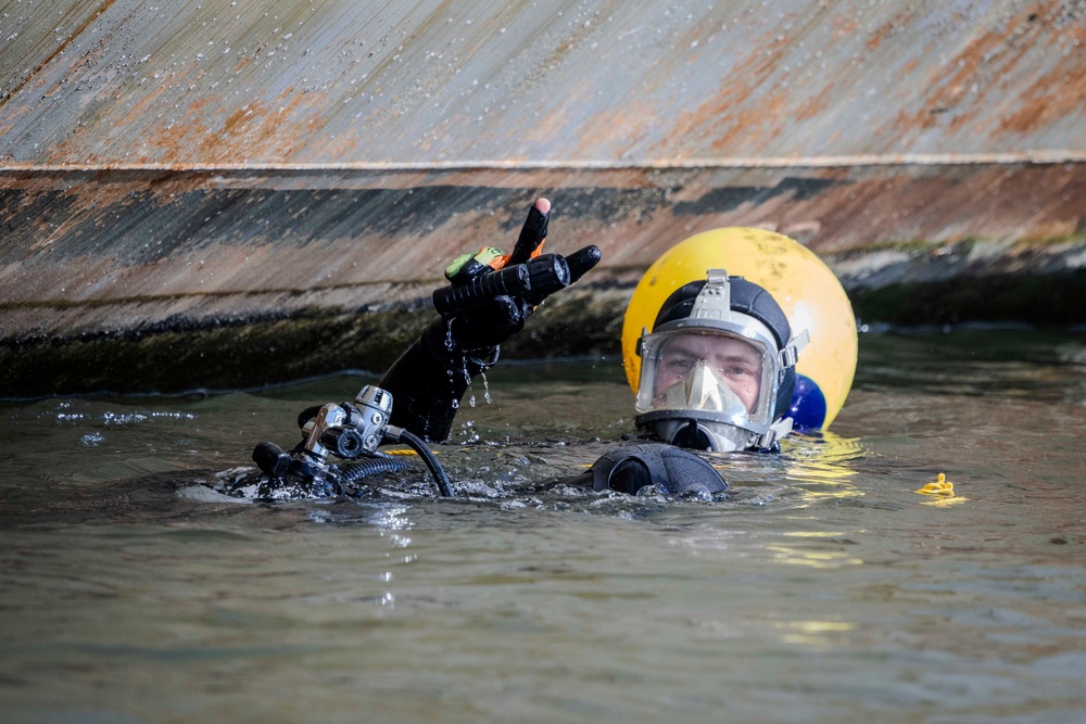 MDSU 2 and EODMU 6 Afloat Salvage Training