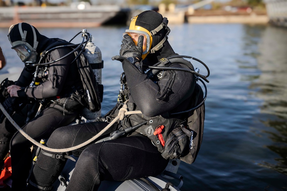 MDSU 2 and EODMU 6 Afloat Salvage Training