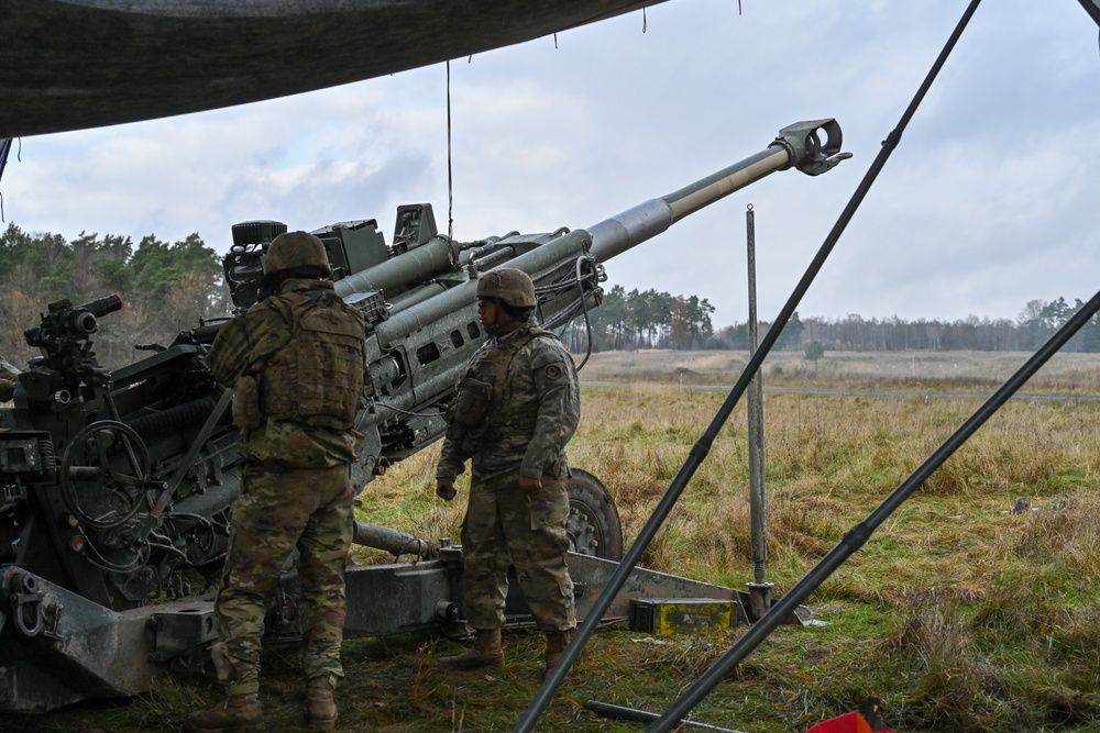 Dynamic Front 25: FAS 2CR shoot M777 howitzer