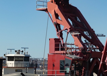 M/V Quincy Supporting Heavy-Lift Crane Quad Cities