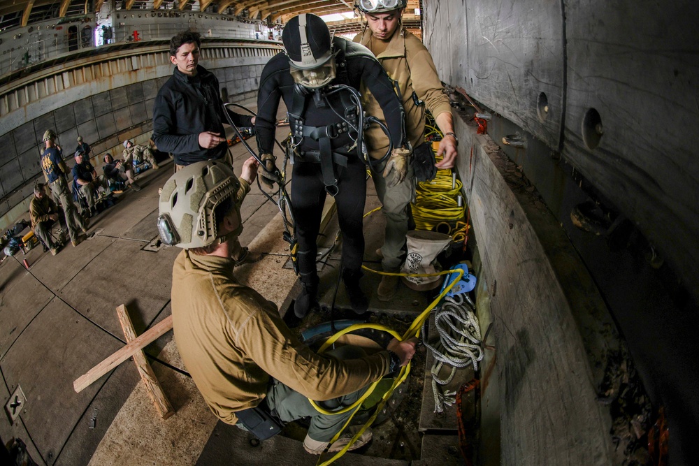 MDSU 2 and EODMU 6 Afloat Salvage Training