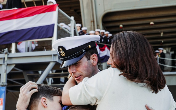 U.S. George Washington returns to Commander, Fleet Activities Yokosuka