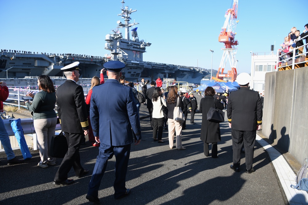 USS George Washington arrives at Yokosuka