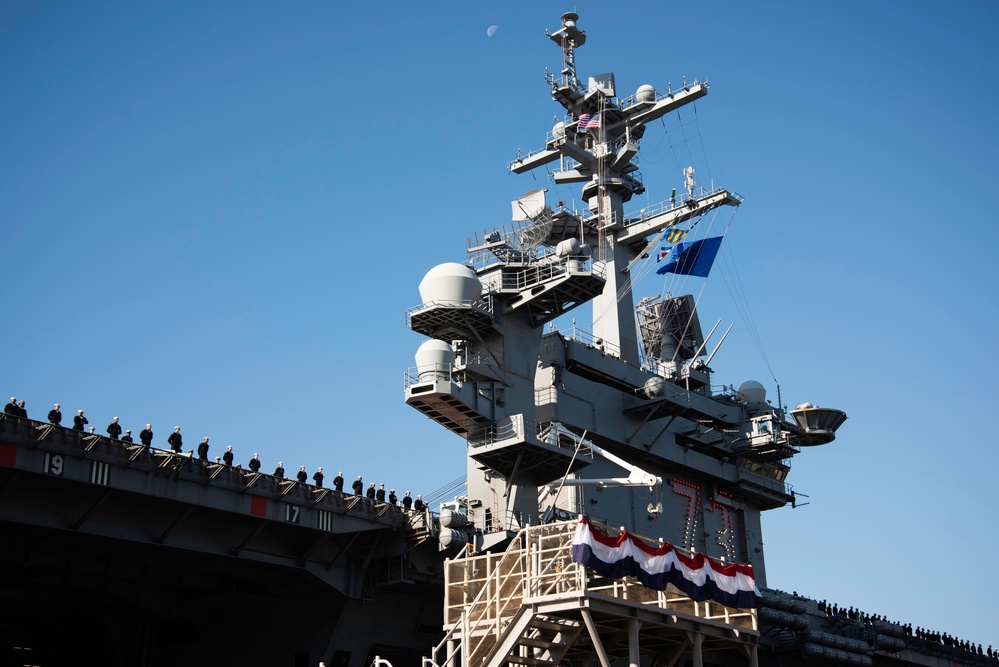 USS George Washington Arrives at CFAY